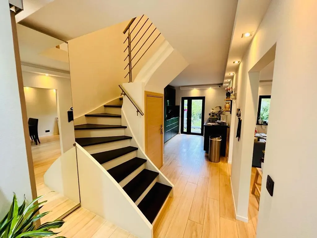Homestay Town House With Garden - 1 Room With Shared Bathroom Brussels