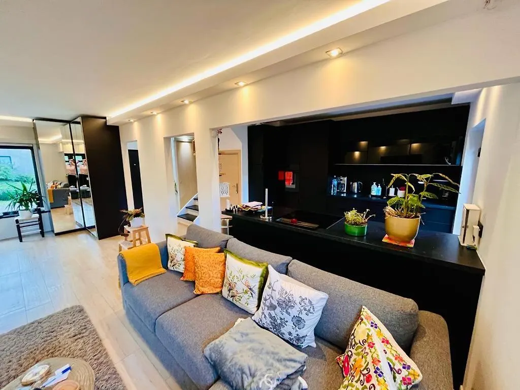 Homestay Town House With Garden - 1 Room With Shared Bathroom Brussels