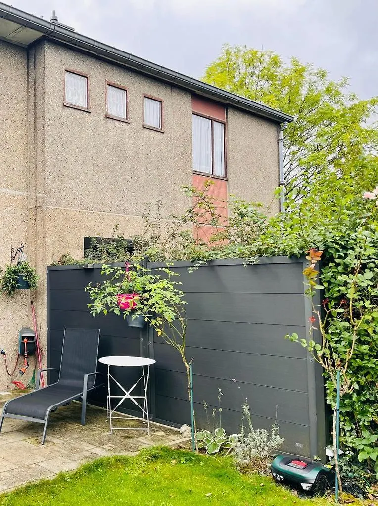 Town House With Garden - 1 Room With Shared Bathroom Brussels Homestay
