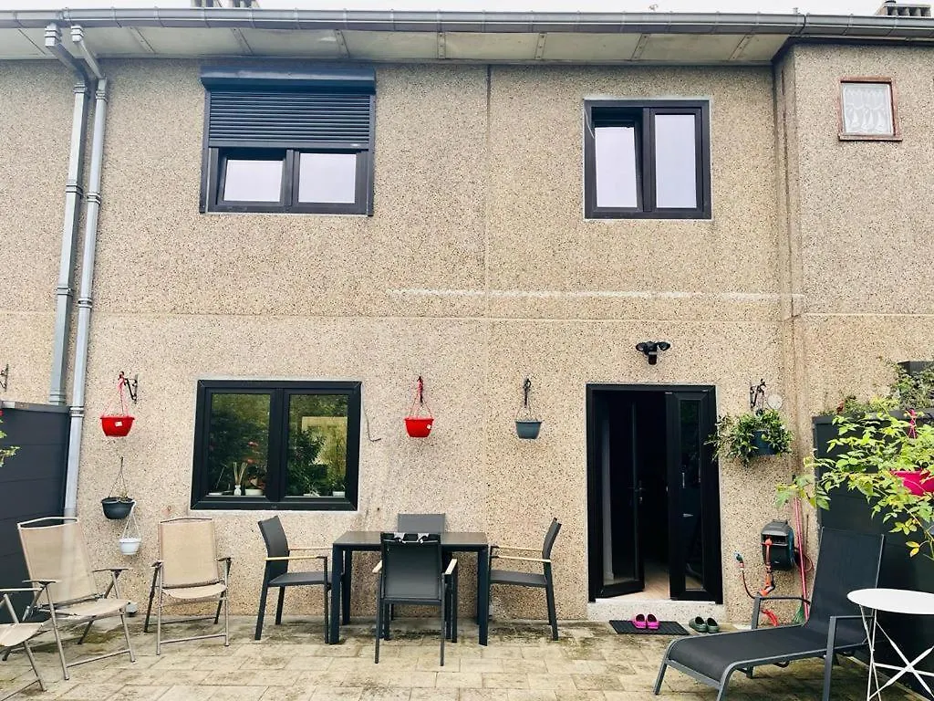 Town House With Garden - 1 Room With Shared Bathroom Brussels Homestay