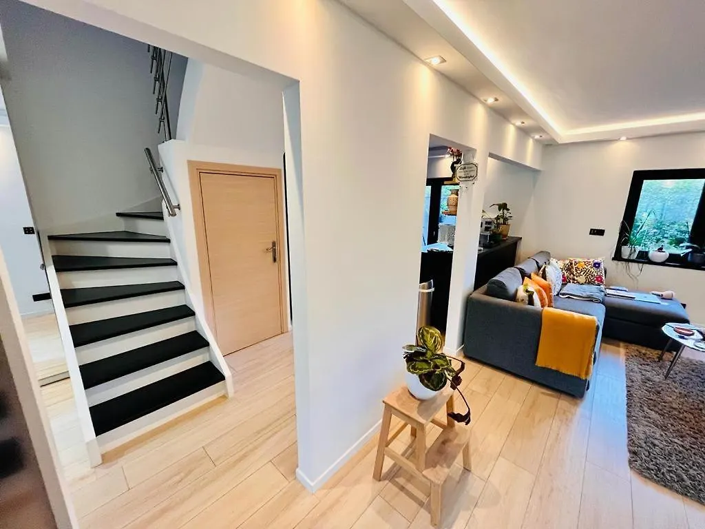 Town House With Garden - 1 Room With Shared Bathroom Brussels Homestay