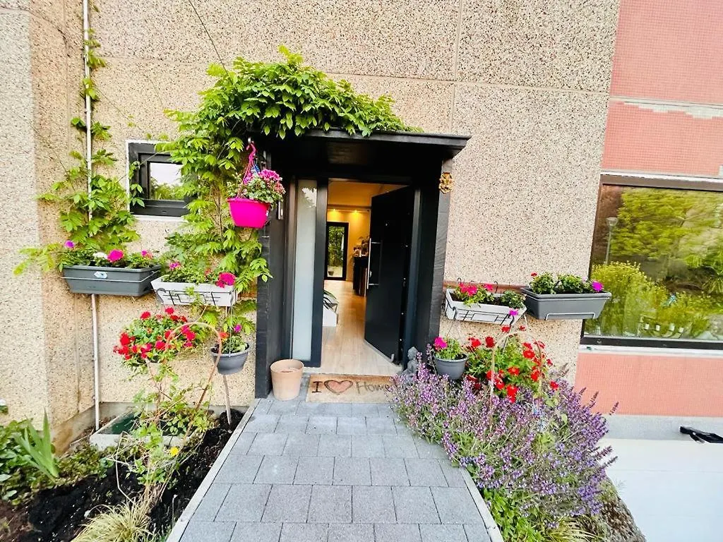 Homestay Town House With Garden - 1 Room With Shared Bathroom Brussels
