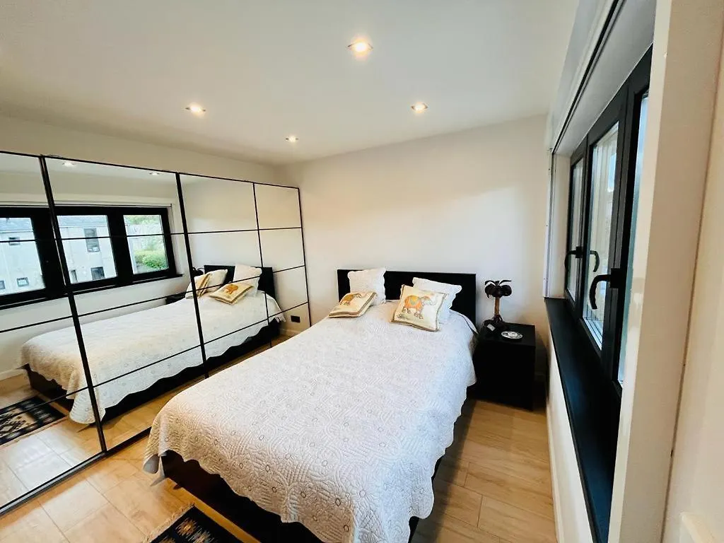 Town House With Garden - 1 Room With Shared Bathroom contacts